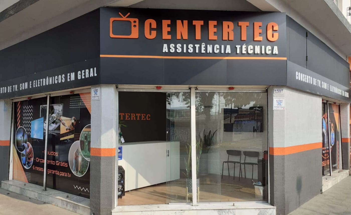 Fachada da Centertec: prédio de esquina com letreiro laranja e preto, vitrines e balcão de atendimento